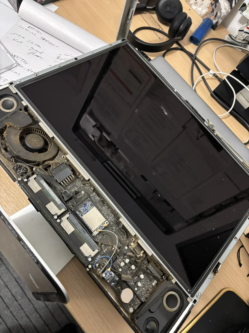 Nettoyage et réparation d’un iMac ouvert